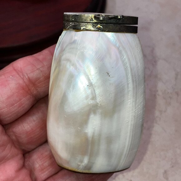 Vintage Two's Company Mother of Pearl Salt & Pepper Shakers Hinged India 1960’s - Picture 3 of 10